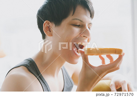 食パンを食べる若い男性の写真素材 [72971570] - PIXTA