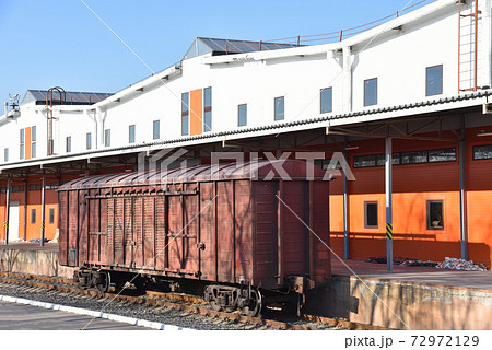 Loading and unloading of railway cars, boxcar and containers at temporary storage warehouses.  72972129