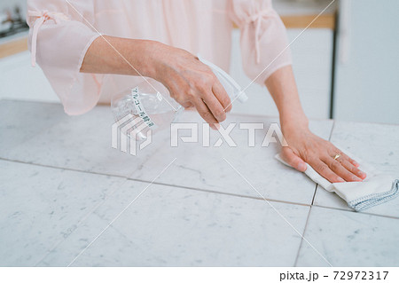 キッチンを除菌する主婦 72972317