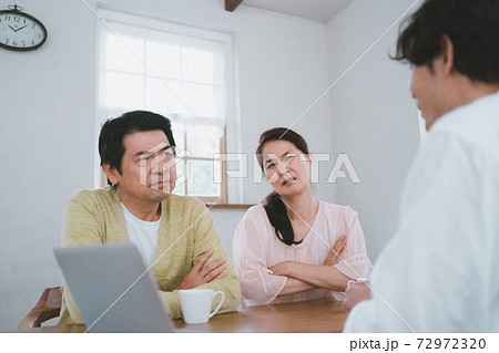相談される60代夫婦 相談される60代夫婦 72972320