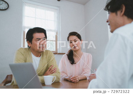 相談される60代夫婦 相談される60代夫婦 72972322
