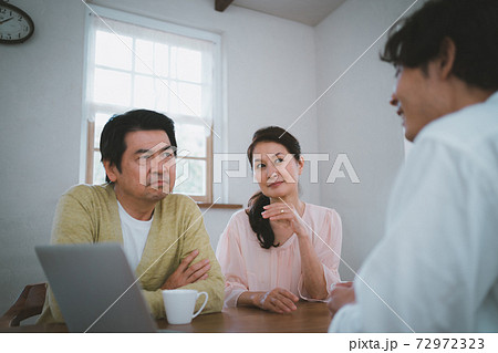 相談される60代夫婦 72972323