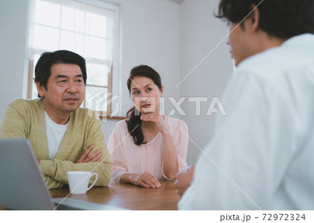 相談される60代夫婦 72972324