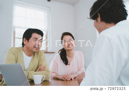 相談される60代夫婦 72972325