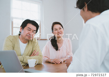 相談される60代夫婦 72972327