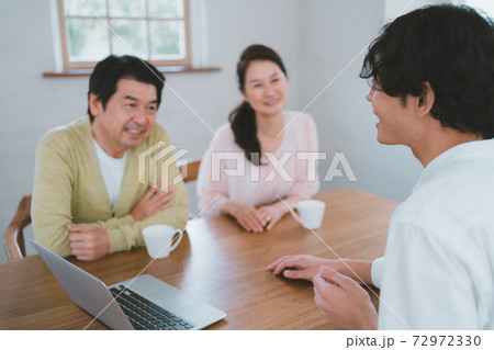 相談される60代夫婦 72972330
