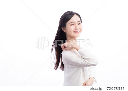 黒髪が風になびく笑顔の日本人女性の写真素材