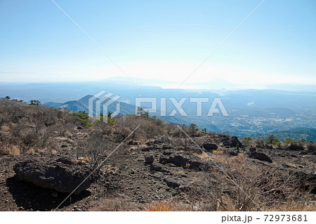 霧島大浪池登山道から見る烏帽子岳と霧島市市街地方面 霧島大浪池登山道から見る烏帽子岳と霧島市市街地方面 72973681