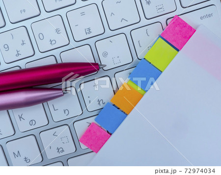 ビジネスイメージ・書類・キーボード・女性 ビジネスイメージ・書類・キーボード・女性 72974034