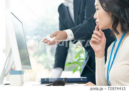 上司にアドバイスを受ける女性 72974415