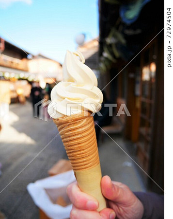 伊勢神宮近くのおかげ横丁で食べた伊勢醤油味のソフトクリーム 72974504