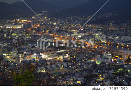 黄金山から眺めた広島の街並の夜景の写真素材