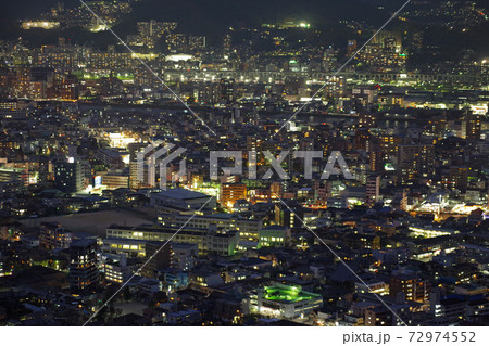 黄金山から眺めた広島の街並の夜景 72974552