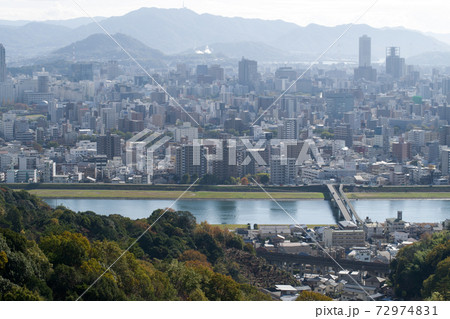 竜王公園から眺めた晩秋の広島の街並 72974831
