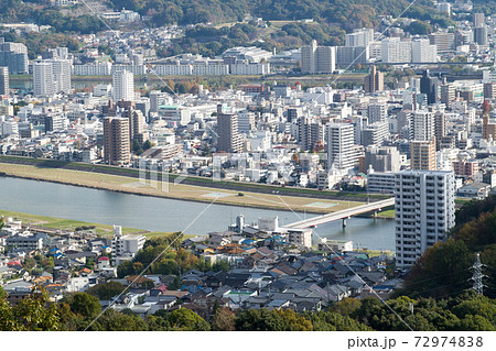 三滝山から眺めた晩秋の広島の街並 72974838