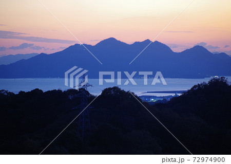 三滝山から眺めた晩秋の宮島の夕暮れ 三滝山から眺めた晩秋の宮島の夕暮れ 72974900