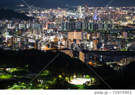 三滝山から眺めた広島の街並の夜景 三滝山から眺めた広島の街並の夜景 72974903