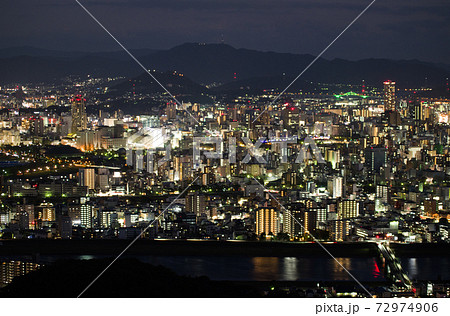 三滝山から眺めた広島の街並の夜景 三滝山から眺めた広島の街並の夜景 72974906