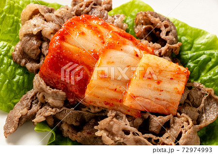 サンチュの上に焼肉とキムチ。 72974993