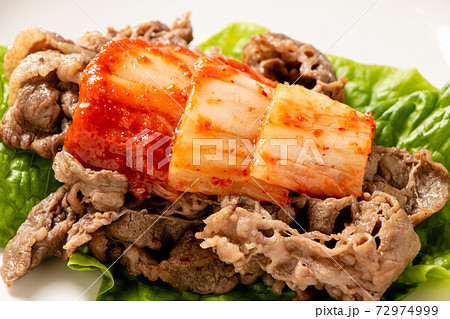 サンチュの上に焼肉とキムチ。 サンチュの上に焼肉とキムチ。 72974999