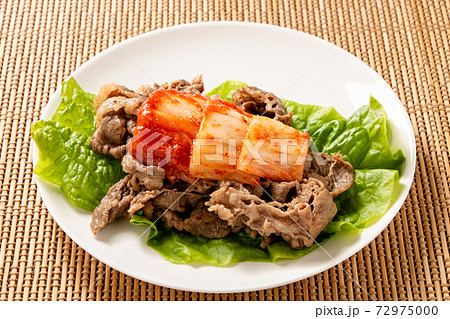 サンチュの上に焼肉とキムチ。 72975000