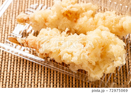 テイクアウトイメージ。透明プラスチック容器に入れられた、海老の天ぷら。 テイクアウトイメージ。透明プラスチック容器に入れられた、海老の天ぷら。 72975069