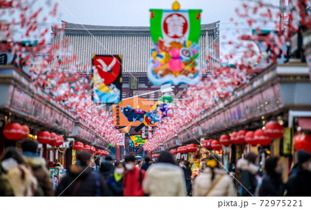 日本の東京都市景観 コロナ禍の年の瀬。浅草寺の人出＝2020年12月30日 72975221