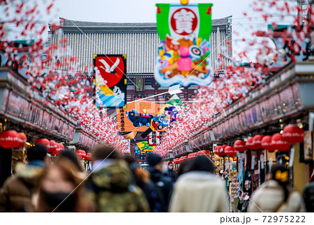 日本の東京都市景観 コロナ禍の年の瀬。浅草寺の人出＝2020年12月30日 72975222