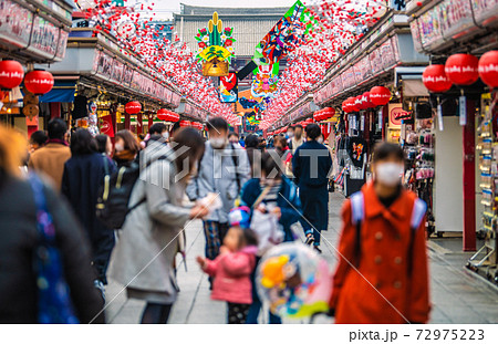 日本の東京都市景観 コロナ禍の年の瀬。浅草寺の人出＝2020年12月30日 72975223