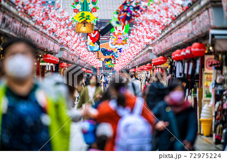 日本の東京都市景観 コロナ禍の年の瀬。浅草寺の人出＝2020年12月30日 72975224