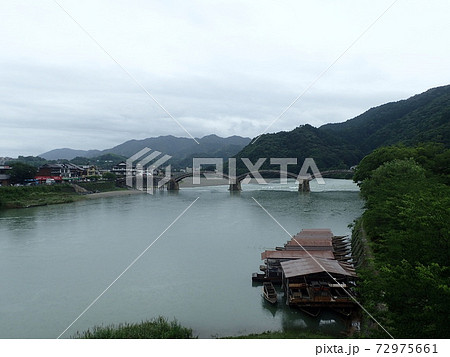 日本三名橋や日本三大奇橋に数えられ山口県岩国市の錦川にかかる木造のアーチ橋である錦帯橋の写真素材