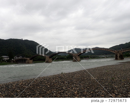 日本三名橋や日本三大奇橋に数えられ山口県岩国市の錦川にかかる木造のアーチ橋である錦帯橋 日本三名橋や日本三大奇橋に数えられ山口県岩国市の錦川にかかる木造のアーチ橋である錦帯橋 72975673