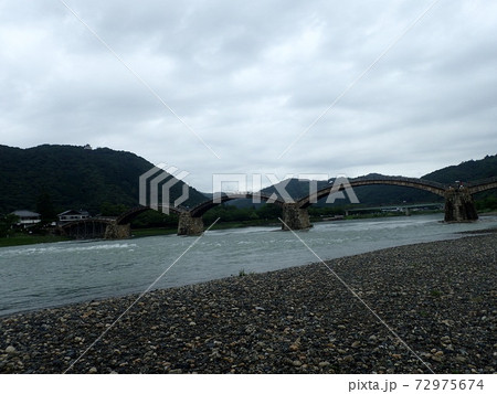 日本三名橋や日本三大奇橋に数えられ山口県岩国市の錦川にかかる木造のアーチ橋である錦帯橋 日本三名橋や日本三大奇橋に数えられ山口県岩国市の錦川にかかる木造のアーチ橋である錦帯橋 72975674