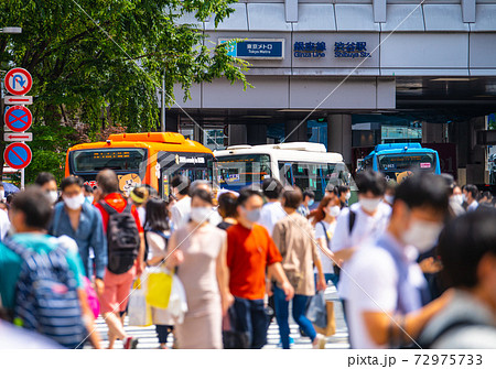 日本の東京都市景観 渋谷のスクランブル交差点にはマスク姿の大勢の人たち…(奥は渋谷駅…)=7月12日 日本の東京都市景観 渋谷のスクランブル交差点にはマスク姿の大勢の人たち…(奥は渋谷駅…)=7月12日 72975733