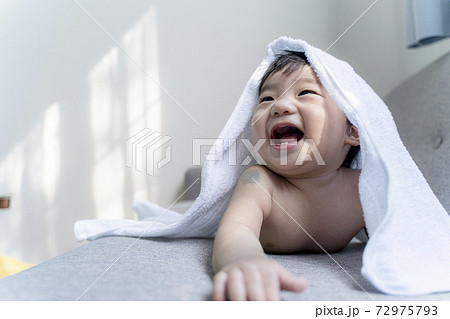 うつ伏せの乳幼児 うつ伏せの乳幼児 72975793