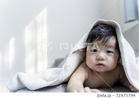 うつ伏せの乳幼児 うつ伏せの乳幼児 72975794
