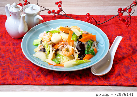 具沢山の中華丼（八宝菜）中華飯。白菜、青梗菜、人参、海老、きくらげなど。 72976141