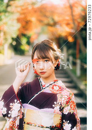 紅葉の葉を持つ着物 振袖 の女性の写真素材 紅葉の葉を持つ着物 振袖 の女性の写真素材