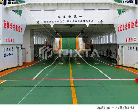 池田港のフェリー乗り場、これから乗り込むカーフェリー・四国・小豆島・香川県小豆郡小豆島町(6) 池田港のフェリー乗り場、これから乗り込むカーフェリー・四国・小豆島・香川県小豆郡小豆島町(6) 72976243