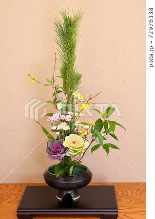 生け花 床の間にて 新年を迎える花を飾るの写真素材