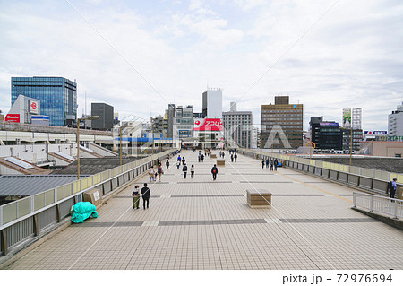 上野駅にあるパンダ橋と歩行者の写真素材 上野駅にあるパンダ橋と歩行者の写真素材