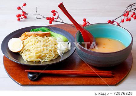 濃厚出汁スープのつけ麺。煮卵、チャーシュー、チンゲン菜、しなちく、白ネギを添えて。 濃厚出汁スープのつけ麺。煮卵、チャーシュー、チンゲン菜、しなちく、白ネギを添えて。 72976829