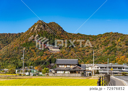 滋賀県東近江市 全山紅葉している太郎坊宮の遠景 滋賀県東近江市 全山紅葉している太郎坊宮の遠景 72976852