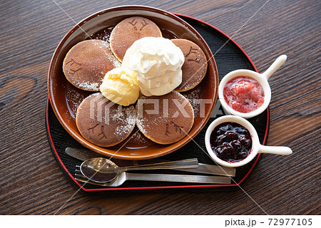 どら焼きパンケーキ 生クリームとアイス乗せ 俯瞰の写真素材