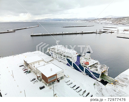 冬の北海道江差町江差港で出港の準備をする奥尻フェリーの雪景色を撮影 冬の北海道江差町江差港で出港の準備をする奥尻フェリーの雪景色を撮影 72977476