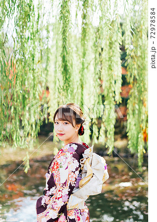 柳の木の下に立つ着物（振袖）の女性 72978584