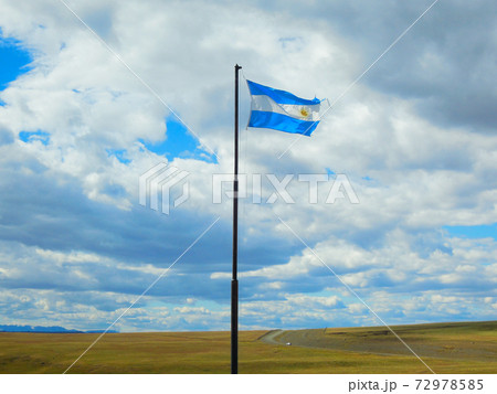 パタゴニア チリとの国境にあるアルゼンチンの国旗の写真素材