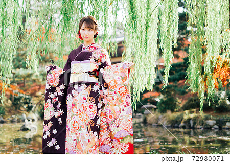 柳の木の下に立つ着物(振袖)の女性 柳の木の下に立つ着物(振袖)の女性 72980071