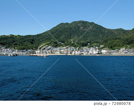 呉行きのフェリーから見える小用港　（広島県江田島市） 72980078
