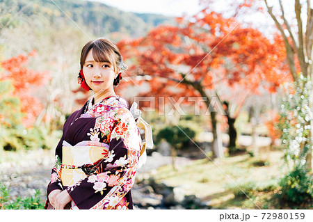 着物(振袖)の女性 着物(振袖)の女性 72980159